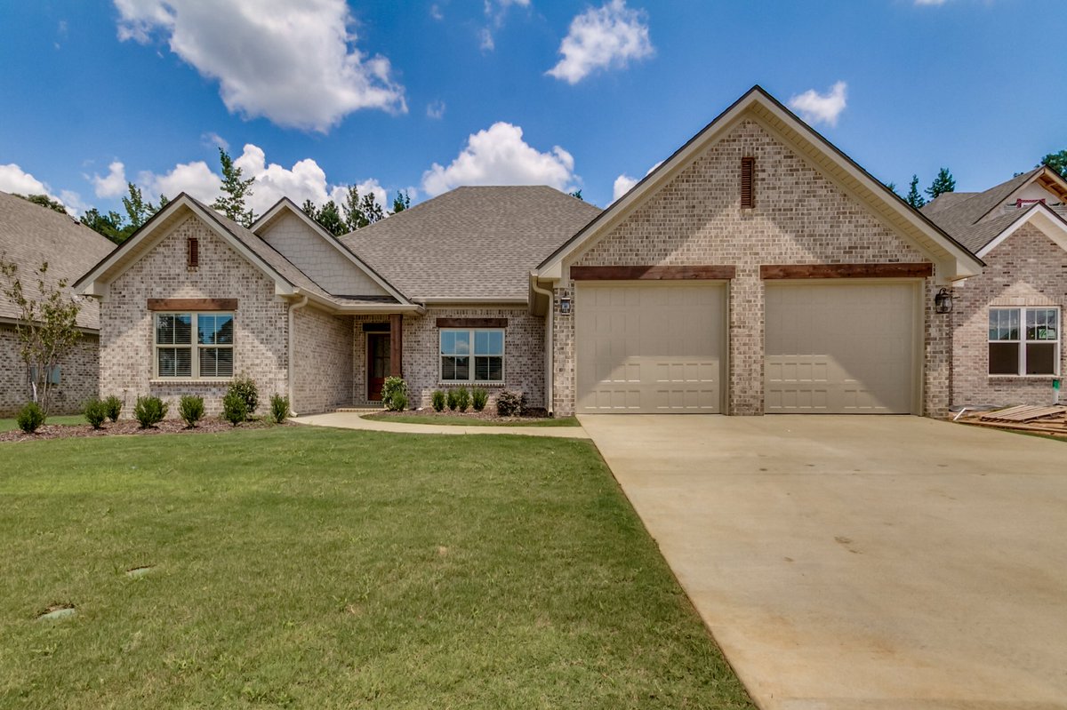 Builders_Group's tweet photo. Another sold home in Bristol Park! Come stop by our office today, and let us draw up your dream home! #TheBuildersGroup #Tuscaloosa https://t.co/cNthB2wRoh