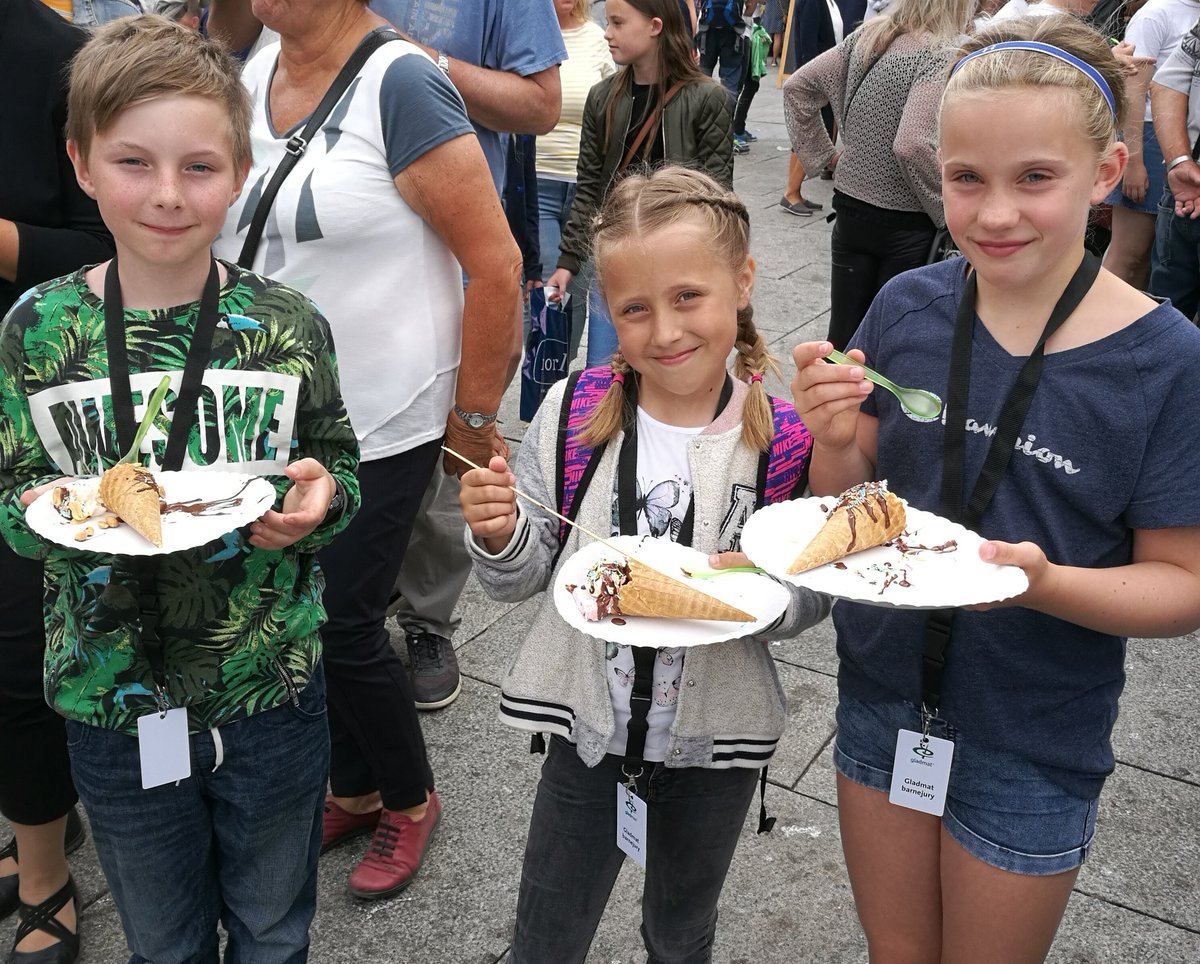 Barnejuryen er i full gang med å smake seg gjennom Gladmat. Sjur, Sophia og Maria er nesten mette allerde.... #mat #festival #smak