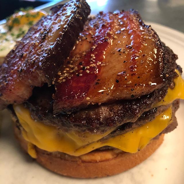 THE MOST DELICIOUS BURGER IN AMERICA??? TAG SOMEONE WHO WOULD EAT 300 OF THESE 
@AuCheval 
#chicagofoodanddrink #foooodieee #burger #aucheval #bestburger #chicagofoodie