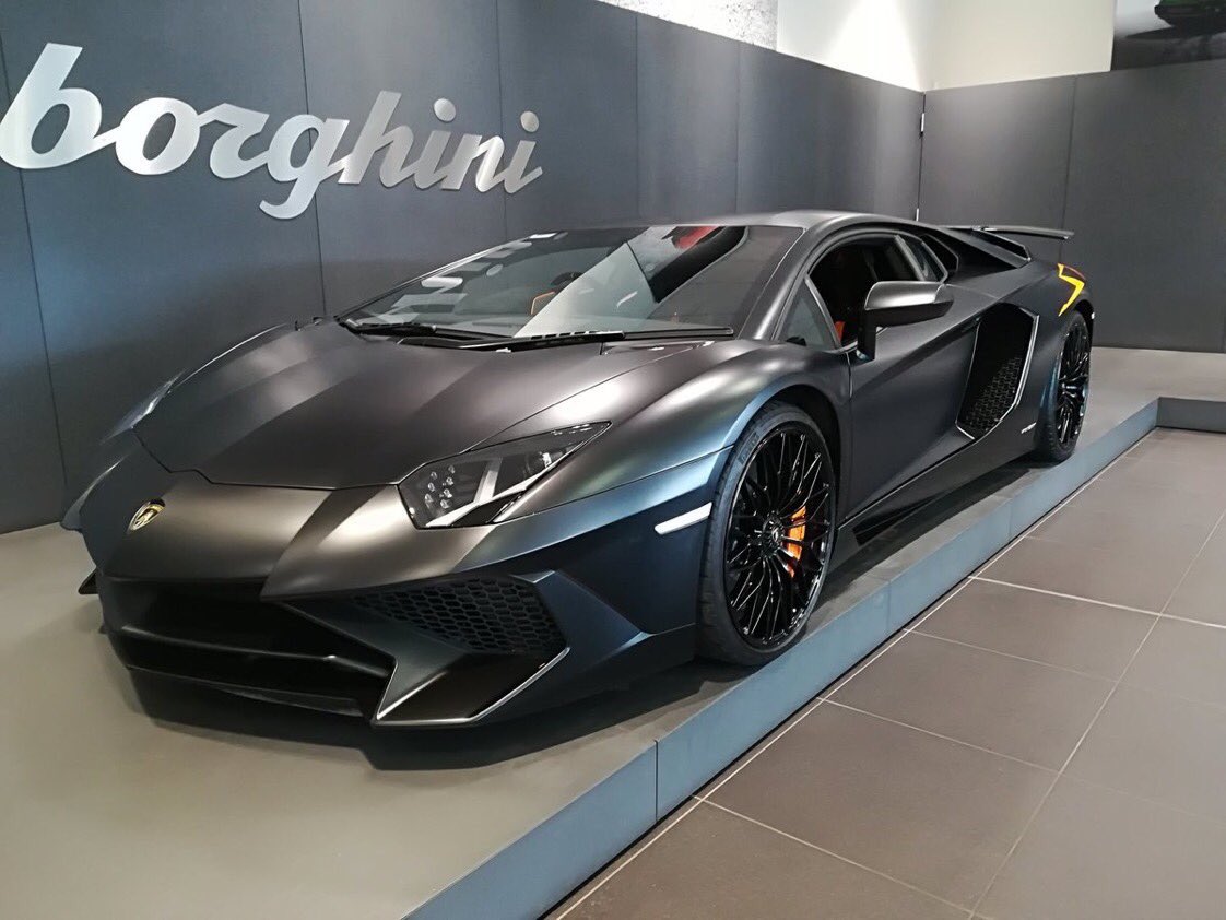 luxurylife247's tweet photo. lambo appreciation 🔥 https://t.co/dmdXdtmdKH