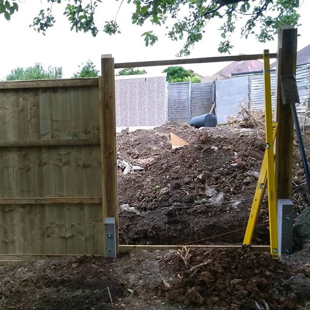 Concrete spurs, while useful in certain applications, should never be leveled off. Always attach the wooden post first, then use that.
#fencing #landscaping #landscapingbeckenham #beckenham ift.tt/2mq8PEY