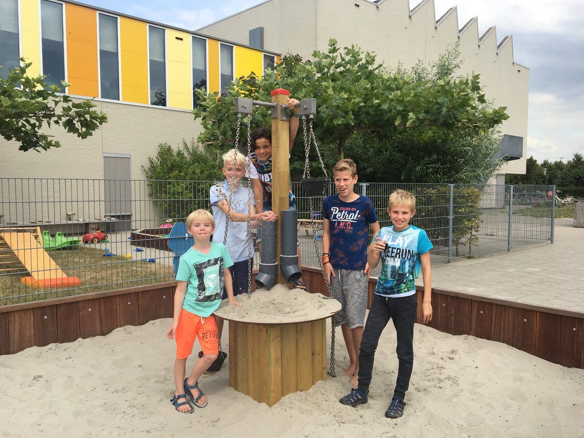 DaisySCT's tweet image. “Waarom blijven we niet nog een jaar op @campuscolumbus?” aldus een delegatie van #unitF in de #zandbak met nieuwe toestellen.