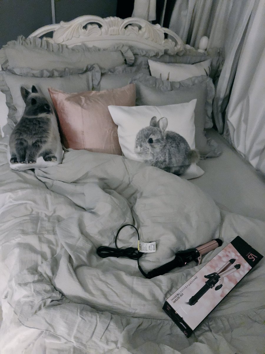 ましろむ うさぎしゅき ちょっと早めの 私の誕生日プレゼント おねだりしてニトリへ ずっと欲しかった コテ32mmと クッションカバーやシーツ等の リネン類一新しました うさぎがいっぱいで リコちゃんも嬉しそう 部屋がどんどん うさぎ化し