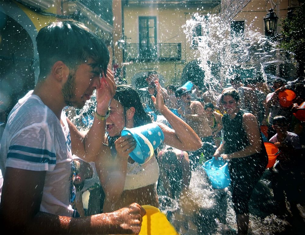 La festa più pazza del #Sud #Italia? ‘A Chiena, nel borgo campano di #Campagna famedisud.it/la-festa-piu-p… #Campania #water #party #crazy #Salerno