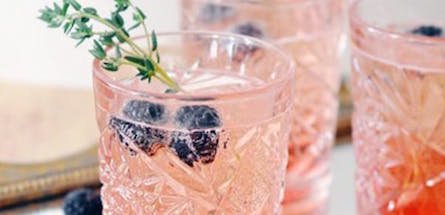 Embouteille_com's tweet photo. 🍋🍸 La #rosénade, le nouveau cocktail à siroter tout l'été ☀️.
Un subtil mélange de rosé et de citronnade. Vous connaissez ?
#cocktail #rosé #apéro https://t.co/3VO6cDLIa0