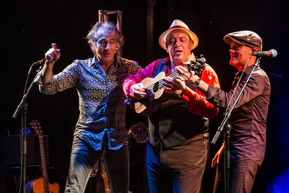 PBOX (@pbox_concerts) on Twitter photo Festival <a href="/avignonleoff/">welovevrs</a> : <a href="/les_escrocs/">LES ESCROCS</a>, bienfaiteurs en cavale ! à lire sur : nosenchanteurs.eu/index.php/2018…
Au Théâtre <a href="/ArracheCoeurOFF/">L'Arrache Coeur</a> tous les jours à 13h30 !
➡️ INFO : bit.ly/2xNjulP
#LesEscrocsEnAvignon #OFF18 #NosEnchanteurs #Avignon <a href="/prodiss/">Prodiss</a> @CNV_info Festival <a href="/avignonleoff/">welovevrs</a> : <a href="/les_escrocs/">LES ESCROCS</a>, bienfaiteurs en cavale ! à lire sur : nosenchanteurs.eu/index.php/2018…
Au Théâtre <a href="/ArracheCoeurOFF/">L'Arrache Coeur</a> tous les jours à 13h30 !
➡️ INFO : bit.ly/2xNjulP
#LesEscrocsEnAvignon #OFF18 #NosEnchanteurs #Avignon <a href="/prodiss/">Prodiss</a> @CNV_info