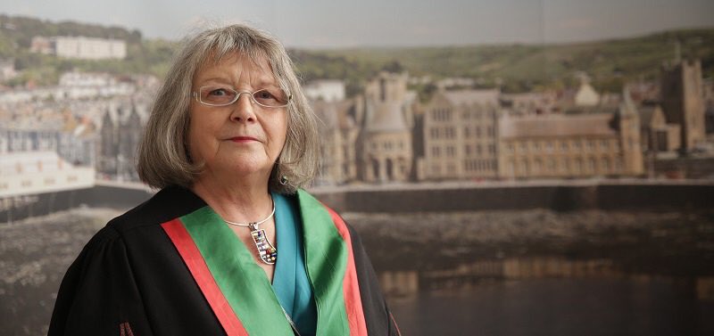 hyfryd dathlu gyda graddedigion <a href="/CymraegAber/">Adran Gymraeg Aber🌈</a> ddoe #GraddioAber + cyflwyno Menna Elfyn yn Gymrawd <a href="/Prifysgol_Aber/">Prifysgol Aberystwyth</a> – dyma fy englyn i Menna

Yn eitha'r ha', down ynghyd – i urddo
pencerddes cyfanfyd
yn brifardd Aber hefyd
â gradd goeth sy'n gerddi i gyd.

aber.ac.uk/cy/news/archiv…