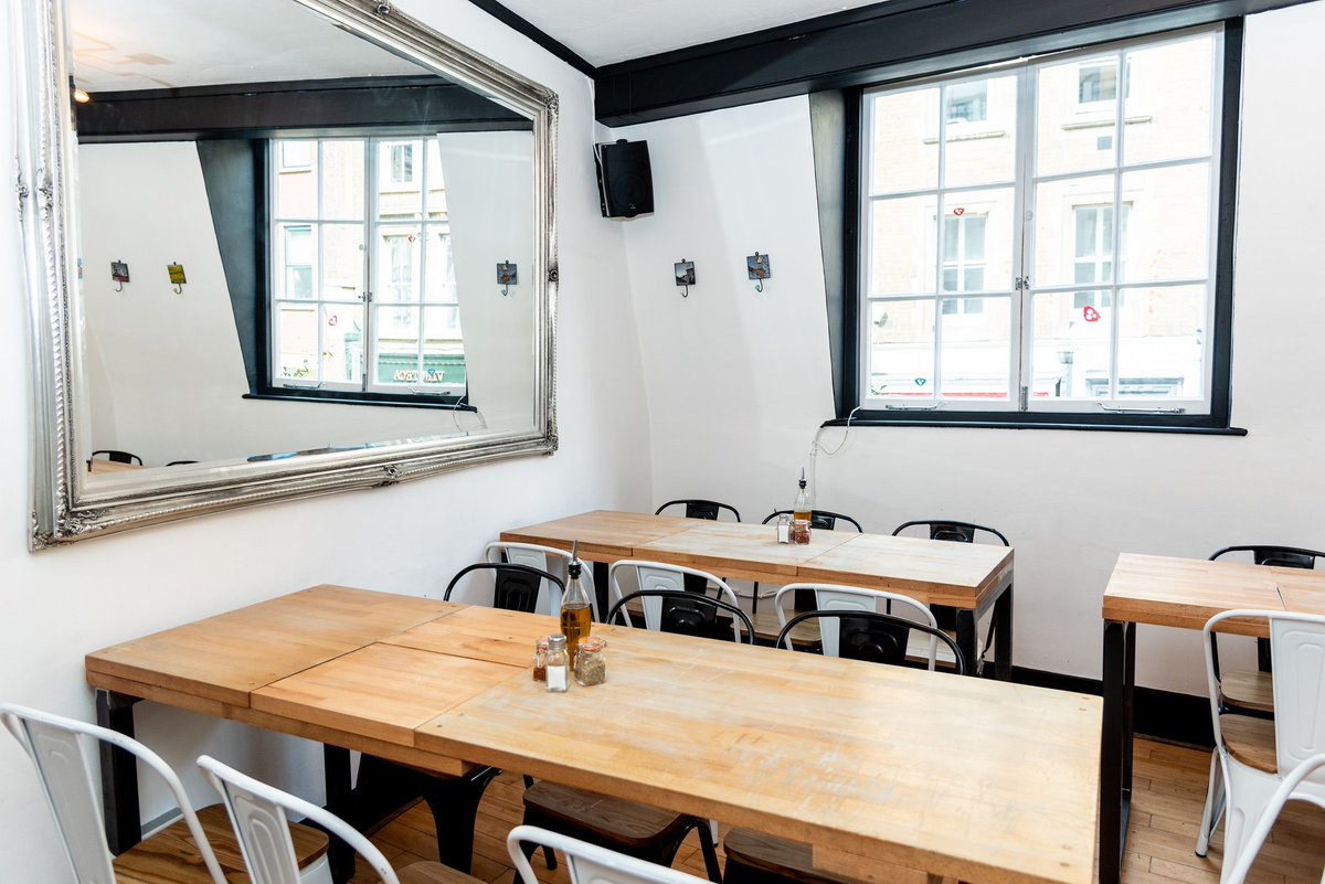 Getting the tables ready. Happy Wednesday!

#pizzaaddict #pizzalover #pixxafan #romanpizza #florincourt #barbican #barbicanstation #italianplaces #italianrestaurant #italiansintheuk