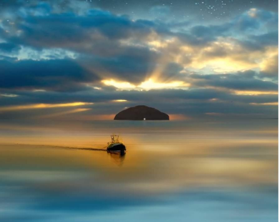 We are fortunate to work with and know some amazing photographers such as Ken Dundas and Finlay Oman. Today we thank Brian Johnstone for his beautiful images of the Clyde and its fishing boats. Simply stunning.#beautifulclyde #clydefishing #fishingcommunities #marineart