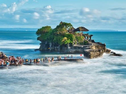BaliFunService's tweet photo. The temple on sea Bali #Travel #Tours #bali #Indonesian #culture #temple #SunsetTrip https://t.co/d2Ib08QBv2 https://t.co/TKI32uH5dD