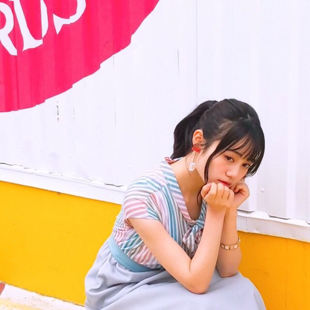 伊藤美来 公式info 8月15日発売の4thシングル 恋はmovie のアー写 ジャケットが公開されました 今までとガラッと変わって 楽曲に合わせてポップな感じになりました 3パターン違う衣装というのがポイントですね そして今日21時 の フレッシュ