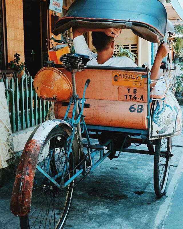 My advice? Always take a ‘Becak’ to explore Yogyakarta... #jornstraten #yogyakarta #asia #liveauthentic #passionpassport #merapi #travel #explore #instagood #fujilove #xpro2 #beautifuldestinations #featureshoot #noicemag #jeep #lekkerzine #ignant #myfeat… ift.tt/2LiFomu