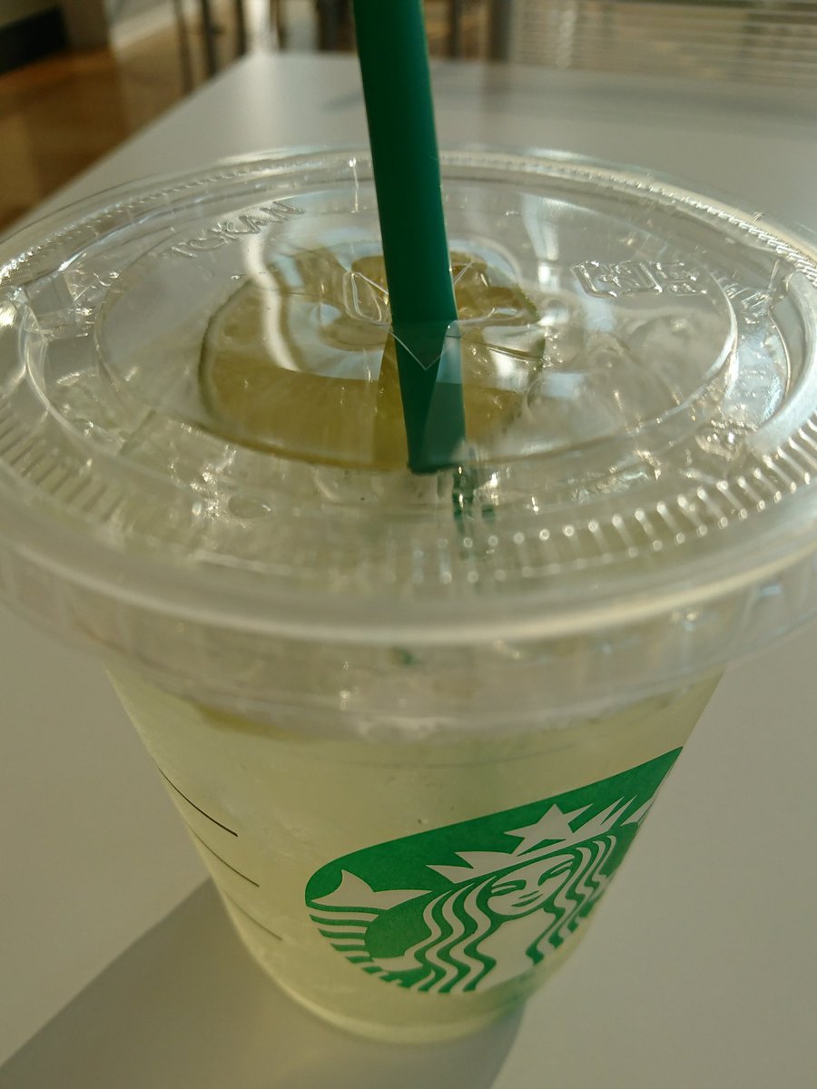 Minu2 もの凄く暑かったのでコーヒーでなく スターバックス リフレッシャーズ ビバレッジ クール ライムを初体験 ほんのり ミント香るライム味のレモネードみたいな飲み物 ハチミツ入れて ライムを潰しながら飲むとおいしー