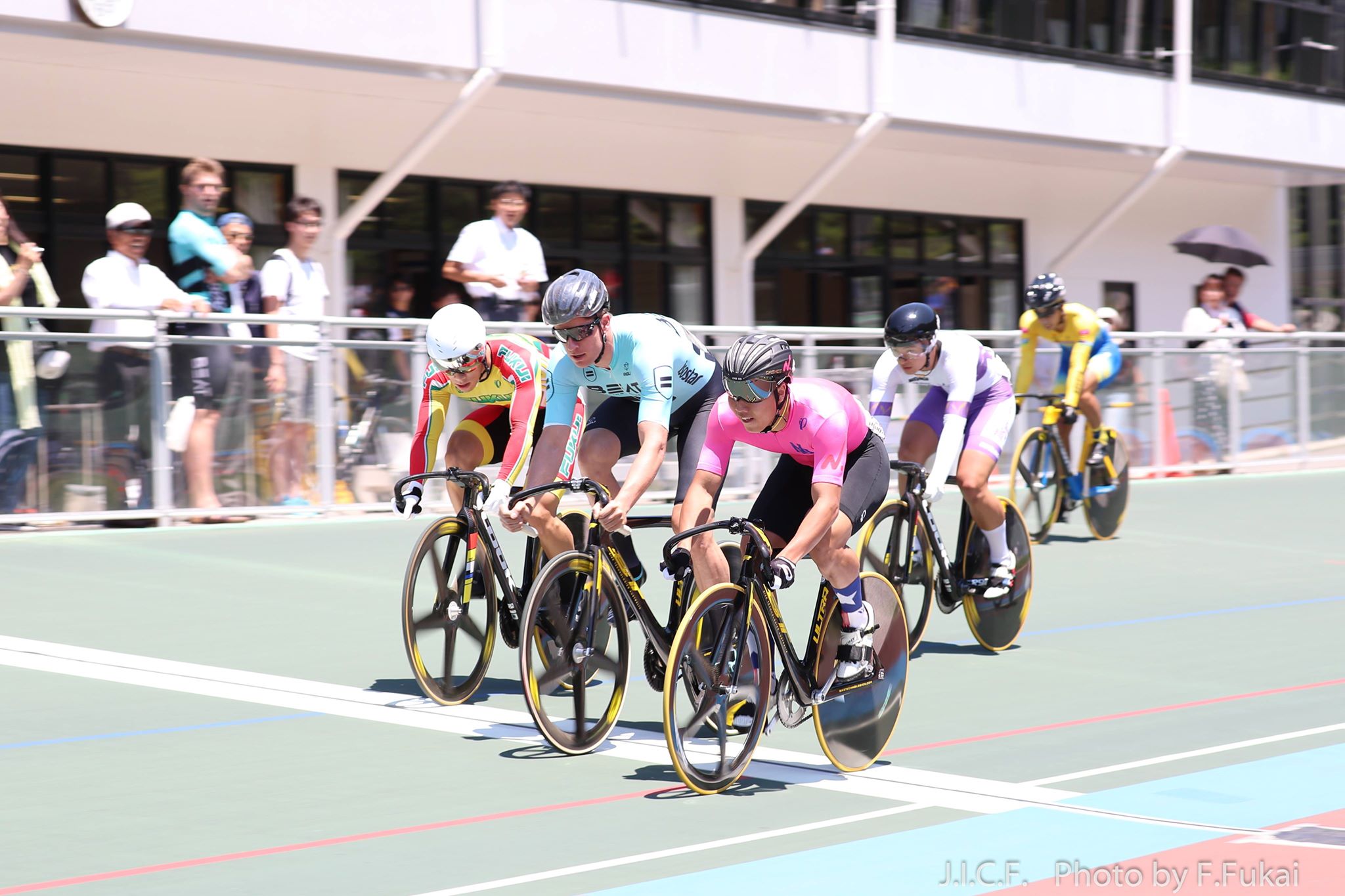 F Fukai 学連選手では中島詩音さんが紹介されています 1 2決勝ではこのbosと競って日本大学の中島 選手が1位となった 3位以上が決勝に進むためそのまま順位通りの評価にはならないが中島選手の挑戦的な走りは観客から喝さいを浴びることとなった