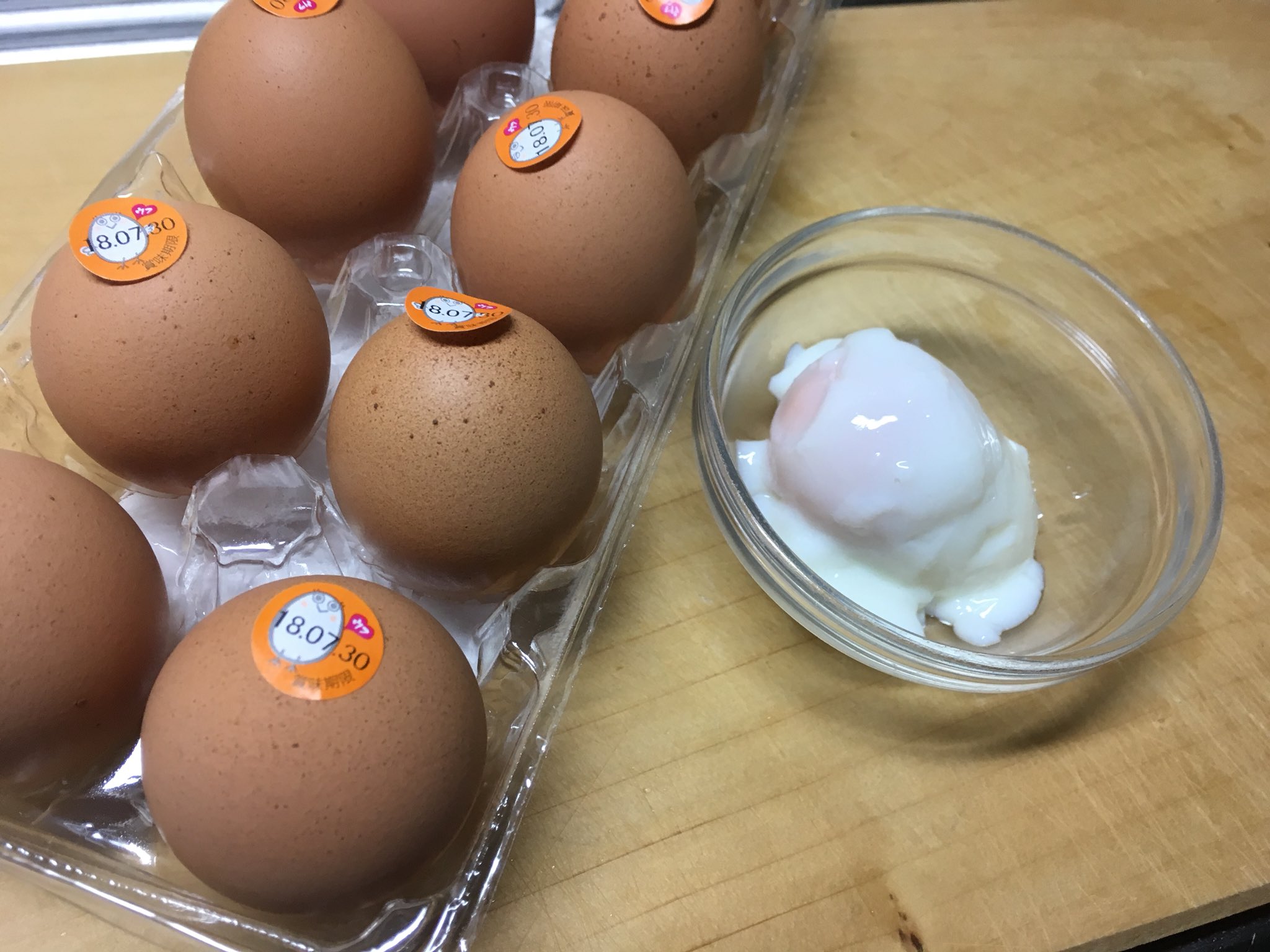 中庸 陰と陽に優劣はありません 無駄に車内が暑いので バッシュボードにたまごパックごと置いてみた 9時間後に帰宅すると パックは熱で形が歪んでいて卵はアッチッチ 温泉卵より固めのができました 今度は布団入れてフカフカにしようと思います