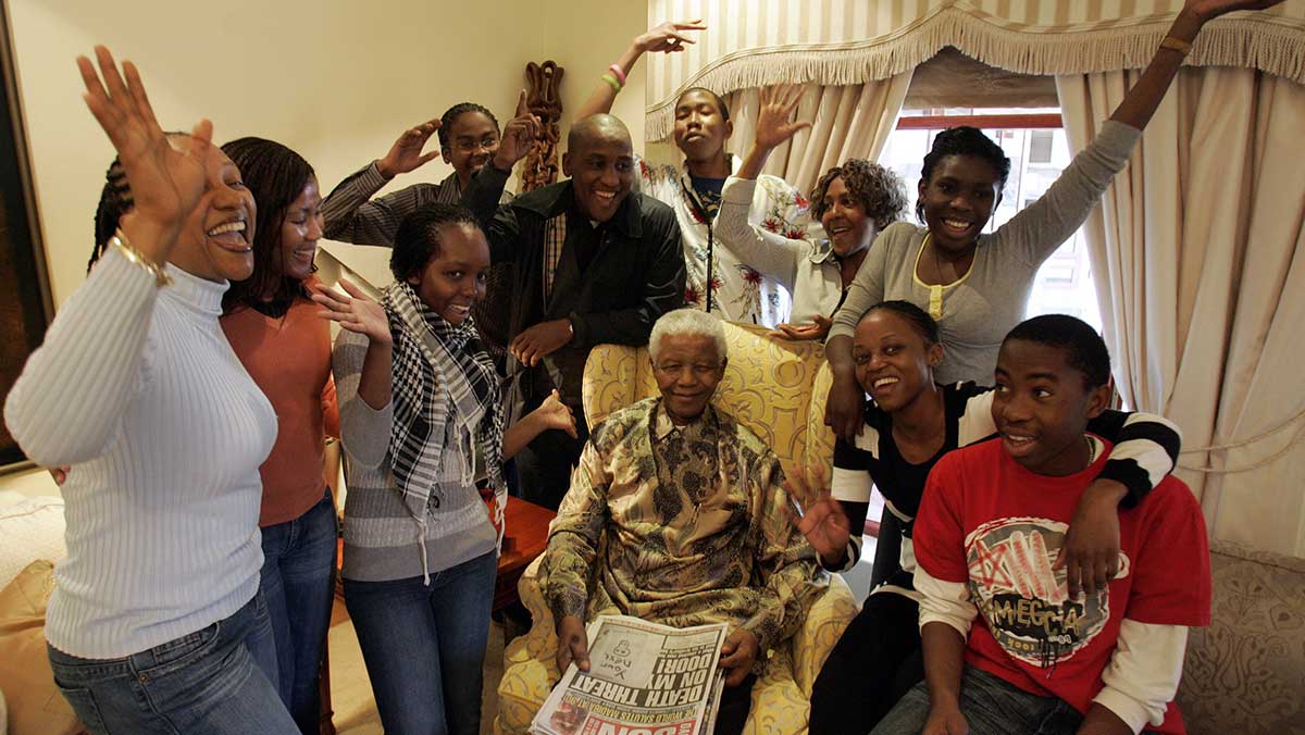 RFIAfrique's tweet image. «En faisant scintiller notre lumière, nous offrons aux autres la possibilité d'en faire autant.» #NelsonMandela100 #MandelaDay «Aucun de nous, en agissant seul, ne peut atteindre le succès.» #LongFormat à lire ici ► rfi.my/1hCgGIm.t