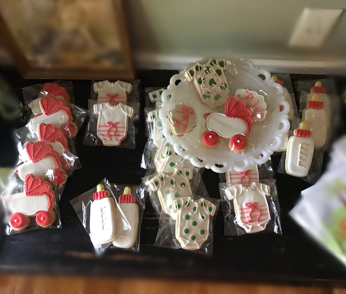 SugarLeafTreats's tweet photo. Delighted to be a part of the welcoming committee for 🍼 Baby McFarland. We are looking forward to her arrival soon! #BabyShower #BabyGirl #ShowerCookies #Branson #CustomCookies #ScratchBakery

Also, please remember to vote!
https://t.co/fYc6rW15Jj https://t.co/V4bnG8c7HV