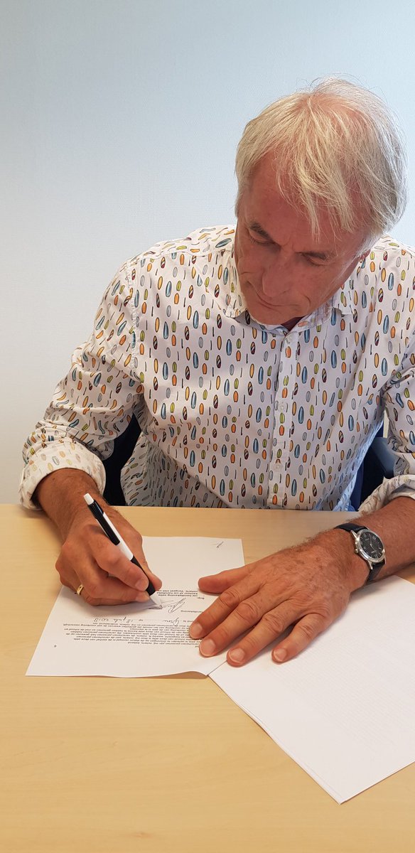 Toch wel een momentje. Net de Akte van Bestuursoverdracht getekend. Dag KNS De Reinbôge. Veel succes met de Mienskipsskoalle onder de vlag van <a href="/palludara/">palludara</a> <a href="/reinboge/">KNS de Reinbôge</a>