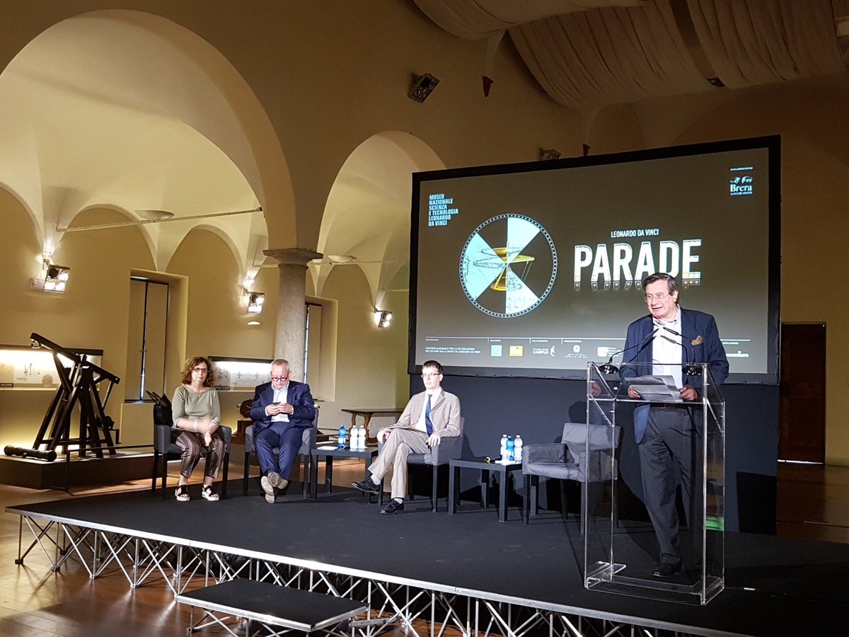 Iniziamo con la presentazione di Leonardo Parade sul palco Fiorenzo Galli, Direttore del Museo della Scienza, Cristina Quattrini, Pinacoteca di Brera, Stefano Galli, Assessore all’Autonomia e alla Cultura di Regione Lombardia, Filippo Del Corno, Assessore alla Cultura Comune MI