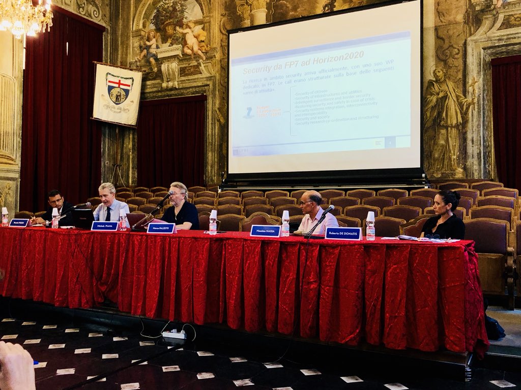 michelataxistro's tweet photo. Si parla di #security #industria #poli #CdC #start40 e #Pmi innovative
Questa è seconda parte dei temi affrontati al lancio dello sportello #APRELiguria presso @UniGenova
Felice che a riequilibrare ‘tavolo’ di cravatte ci sia #Robertadedonatis su #CentrodiCompetenza @StampaCnr https://t.co/ReArliCFKd