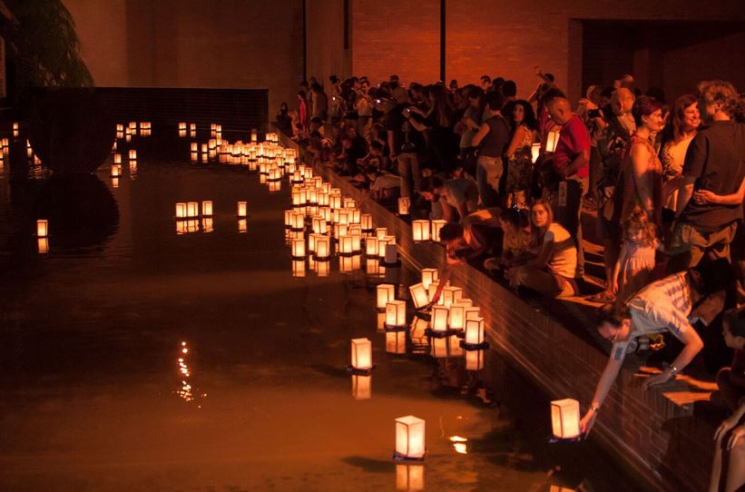 Il #6agosto torna a #Bologna Il Sole di Hiroshima, la cerimonia delle lanterne galleggianti per commemorare le migliaia di vite spazzate via il 6 agosto 1945.Un evento suggestivo al calar della sera, per lasciare all’acqua pensieri, preghiere o disegni.urly.it/3d1q