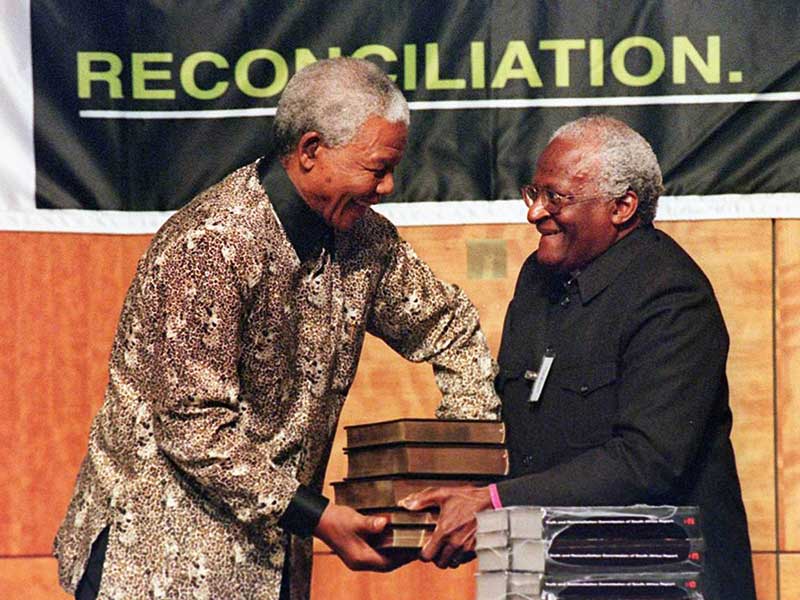 RFIAfrique's tweet image. «En faisant scintiller notre lumière, nous offrons aux autres la possibilité d'en faire autant.» #NelsonMandela100 #MandelaDay «Aucun de nous, en agissant seul, ne peut atteindre le succès.» #LongFormat à lire ici ► rfi.my/1hCgGIm.t