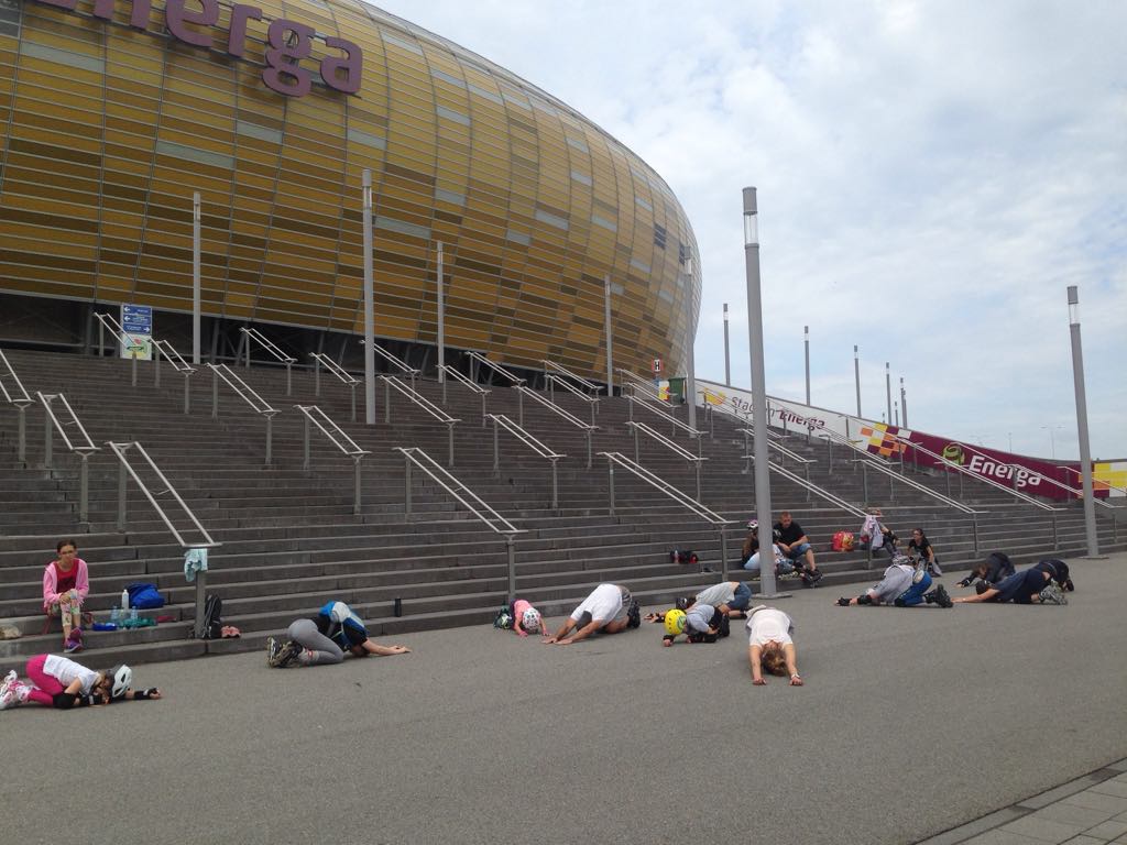 PolsatPlusArena's tweet photo. Warsztaty rolkarskie na Stadionie Energa Gdańsk, rozpoczynają się porządną rozgrzewką i rozciąganiem 💪 Dzięki temu możemy wyeliminować ryzyko kontuzji. Dołącz do nas! Spotykamy się w każda sobotę o godz. 11.00. #StadionEnergaGdansk #MocWrazen https://t.co/1Ioau0IRHW