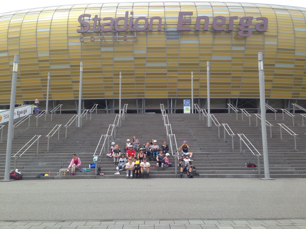 PolsatPlusArena's tweet photo. Warsztaty rolkarskie na Stadionie Energa Gdańsk, rozpoczynają się porządną rozgrzewką i rozciąganiem 💪 Dzięki temu możemy wyeliminować ryzyko kontuzji. Dołącz do nas! Spotykamy się w każda sobotę o godz. 11.00. #StadionEnergaGdansk #MocWrazen https://t.co/1Ioau0IRHW