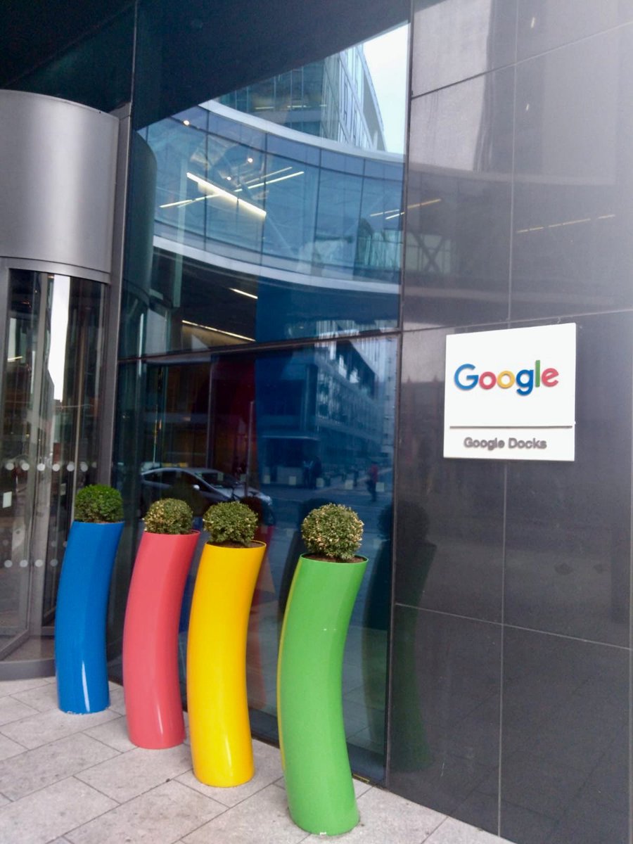 ma_rie__'s tweet photo. Palper l’impalpable @VisitDublin ville où les Géants sont voisins #CM #Facebook #Google qui est-ce qui a le plus gros bâtiment ?! https://t.co/s396enOS0x