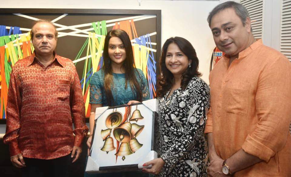 @fadnavis_amruta Inaugurated #LineSpaceColour painting exhibition by Sharvari Luth  at @JehangirArt gallery.
@mrinal_kulkarni @WadkarSuresh @SachinSKhedekar 

#AmrutaFadnavis #LineSpaceColour #JahangirArtGallery #SharvariLuth #MrinalKulkarni #SachinKhedekar #Sureshwadkarji