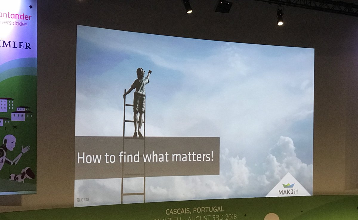 Dirk Lehmann on stage talking about customer development and making the students work on creating their first persona. ✍🏼️ #eia2018 <a href="/ItsDirkL/">Dirk Lehmann</a>