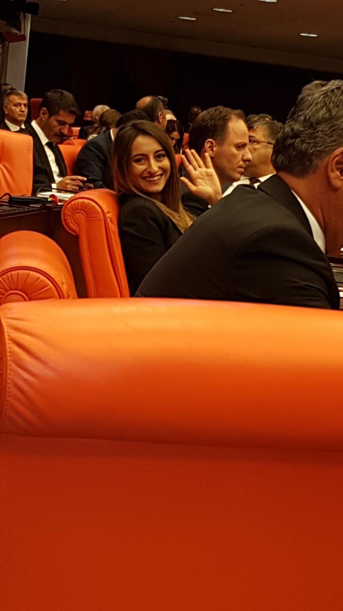 KocMezunlari's tweet image. Bartın’ın ilk kadın milletvekili olarak parlementoya giren, 2012 mezunumuz Aysu Bankoğlu’nu tebrik ediyoruz! 
#KUMED #MezunlardanHaberler #Classof2012