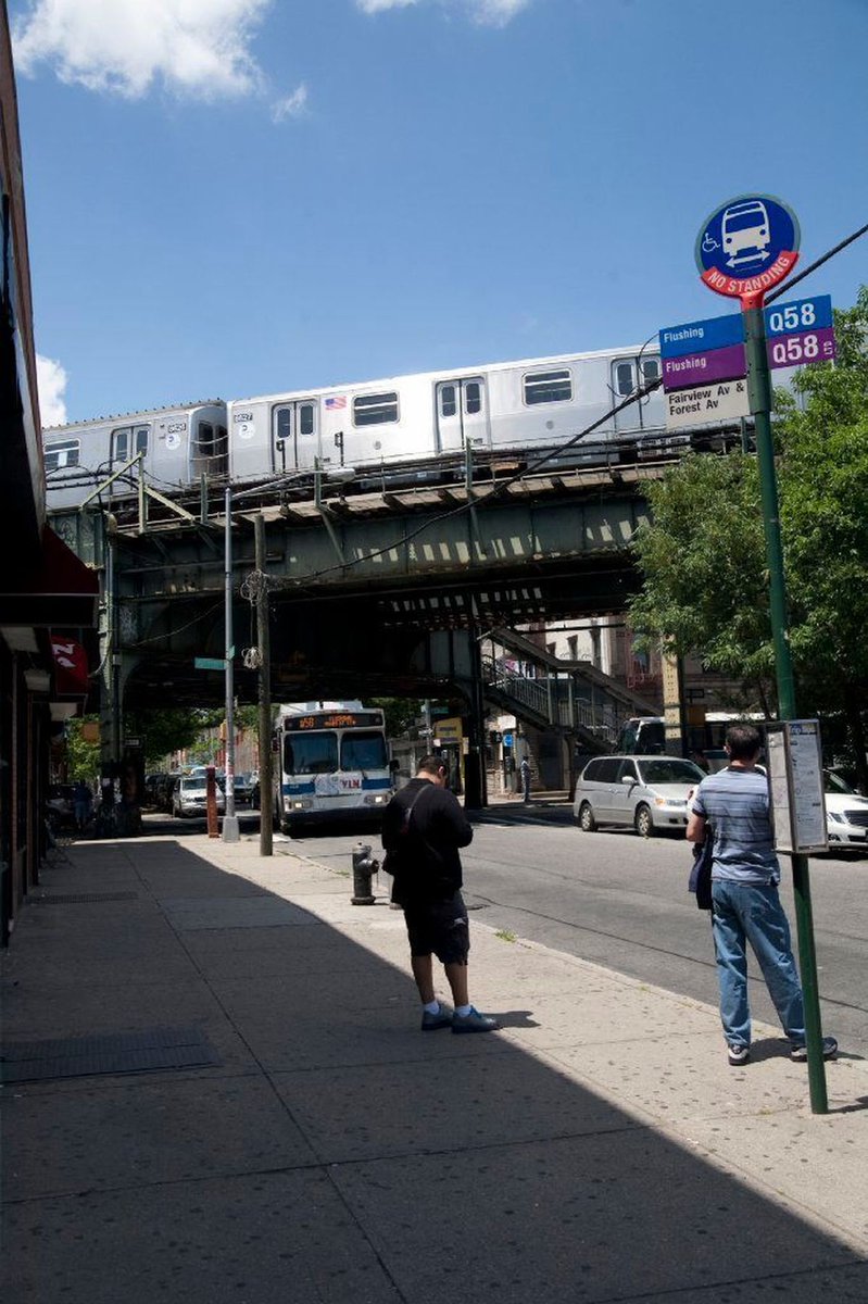TransitAccident's tweet photo. Man run over by M train in #Queens via @NYDailyNews https://t.co/RyCNVof5yc https://t.co/RCpBb3c5as