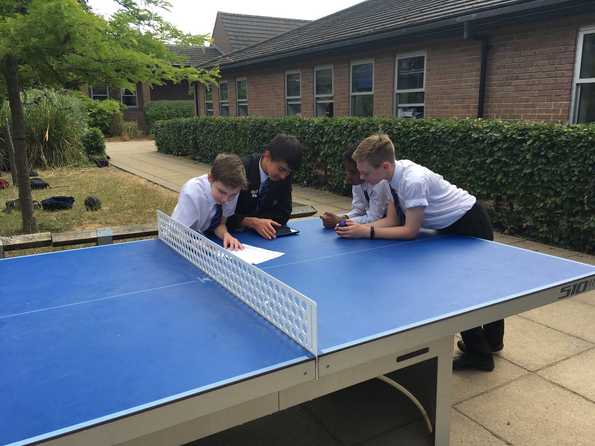 CgsGerman's tweet image. 8.5 enjoying a QR treasure hunt in #German today! @CGSBucks  #GermanIsFun #LernDeutsch #Languages