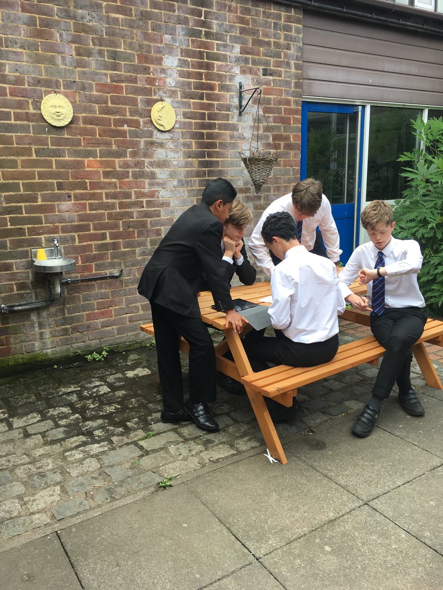 CgsGerman's tweet image. 8.5 enjoying a QR treasure hunt in #German today! @CGSBucks  #GermanIsFun #LernDeutsch #Languages