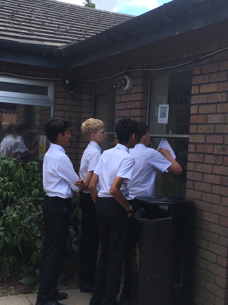 CgsGerman's tweet image. 8.5 enjoying a QR treasure hunt in #German today! @CGSBucks  #GermanIsFun #LernDeutsch #Languages