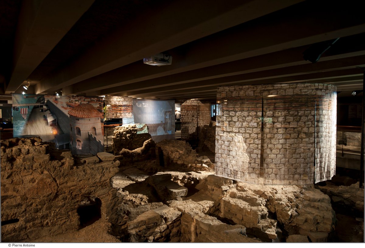 Passez votre samedi après-midi entre #amis ou en #famille à la découverte de la #Crypte archéologique de l’île de la Cité !  
#Visite-Promenade « Dessous-Dessus » le parvis de Notre-Dame (14h30)
#Visite de la Crypte et de l’expo. «L’or du pouvoir» (16h)
crypte.paris.fr/fr/activites/p…