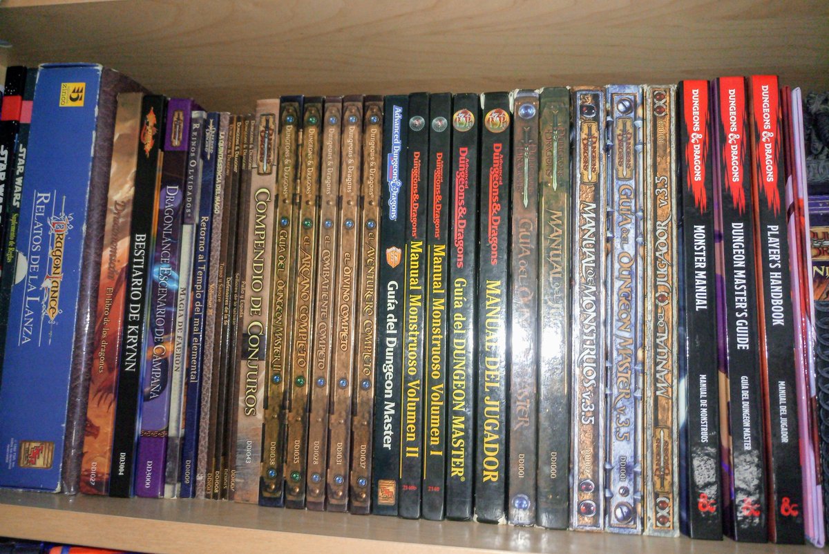 GodReorx's tweet photo. Años jugando a #DnD es lo que tiene, acumulas varias ediciones, la 5e es muy recomendable https://t.co/aOaXNcSddX