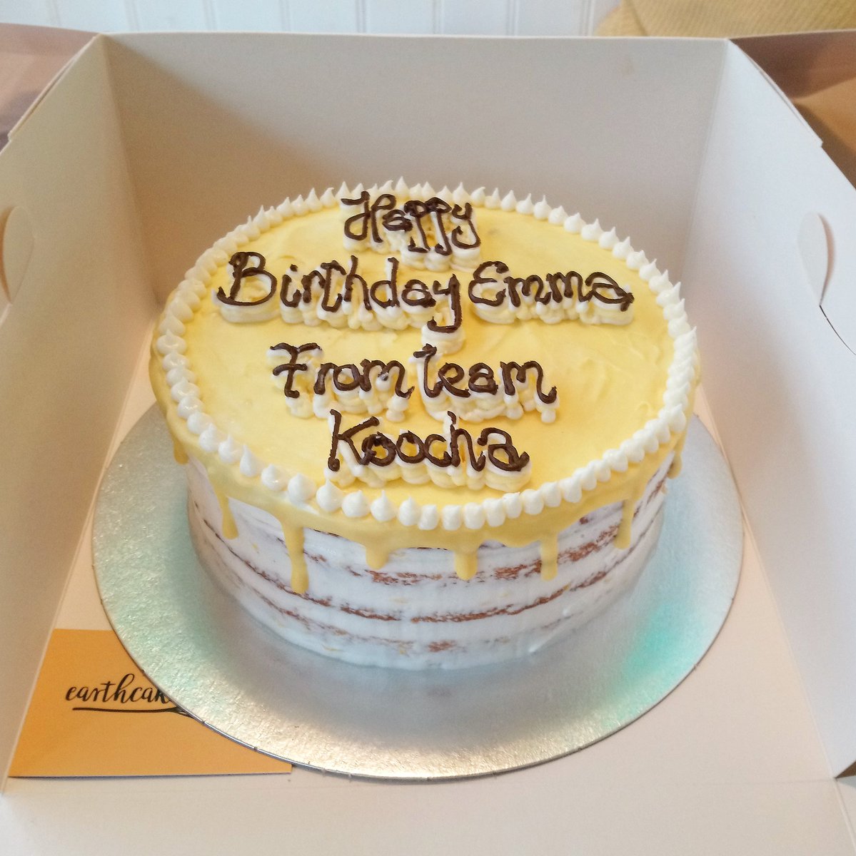 A super pretty birthday cake for a super nice team @koochamezzebar 😉 Lemon Chiffon with white chocolate drip 🙊🤤 #vegan