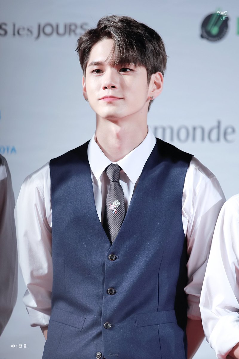 summer950825's tweet photo. 180624 KCON 레드카펫
#워너원 #WANNAONE #옹성우

성우 보고싶은 마음이 뜨거워서
오늘도 핫 썸머🏝️

HQ🔗 https://t.co/5xDJtcveLp
https://t.co/qkpEpOkty5 https://t.co/rwmHYW4kUc