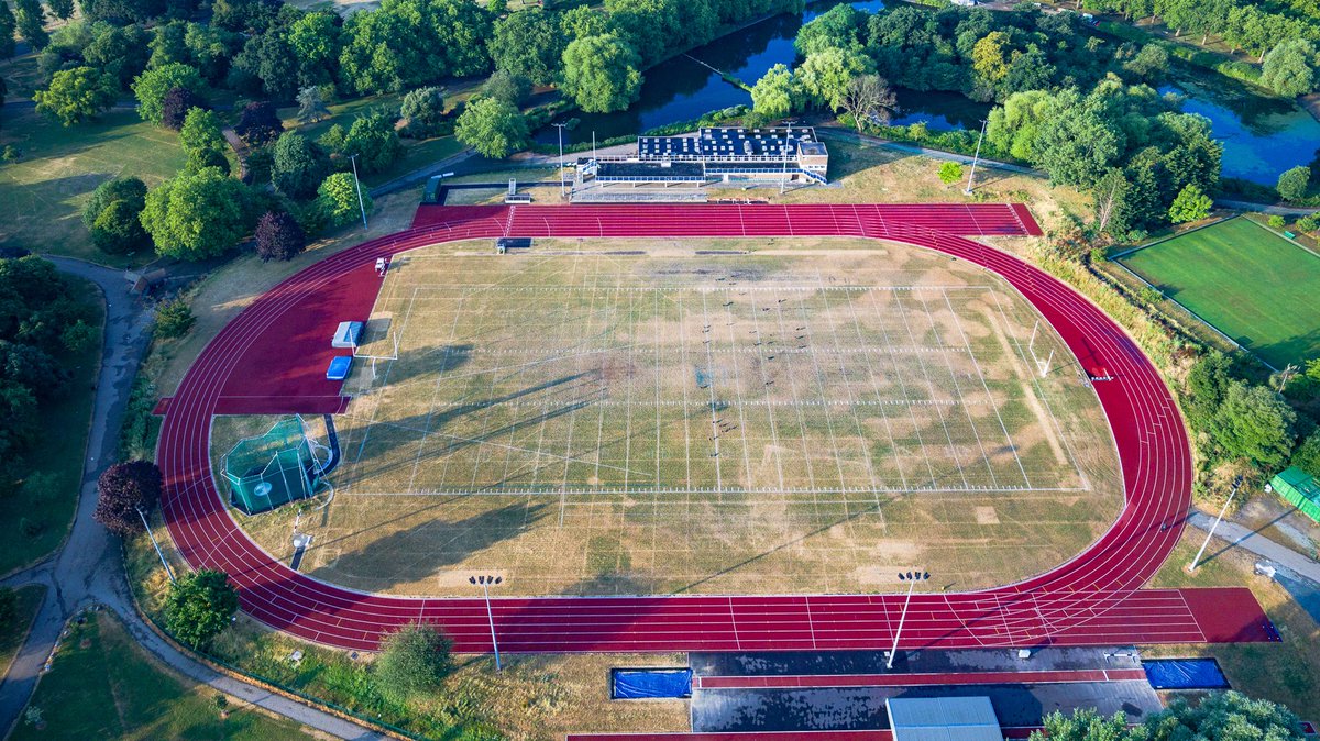 Loving the stillness of an early morning shoot with my Typhoon H Plus. I think there are only ducks on the field.. @odhunte @HunteAerial @YuneecU @YuneecEurope 

🙌🏾 #Yuneec #TyphoonHPlus  #London #C23 

#drone #drones #dronephotography #sports #landscapephotography