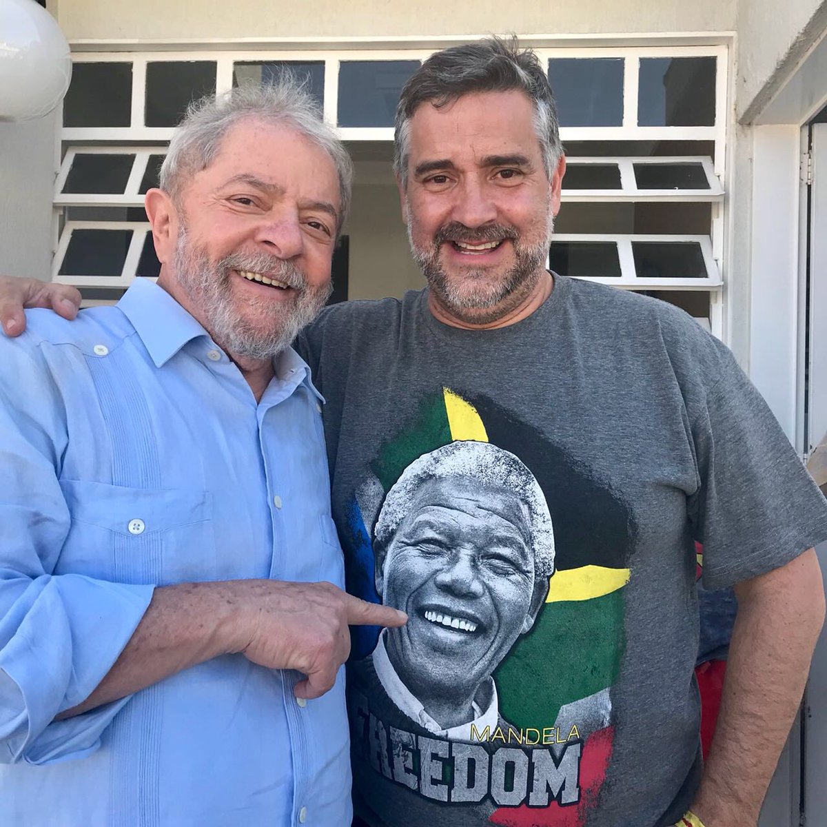 MANDELA VIVE, LULA LIVRE!

A prisão política de Lula completa
mais de 100 dias. Hoje, 100 anos do nascimento de Nelson Mandela !! #LulaLivre #MandelaVive !  🌶