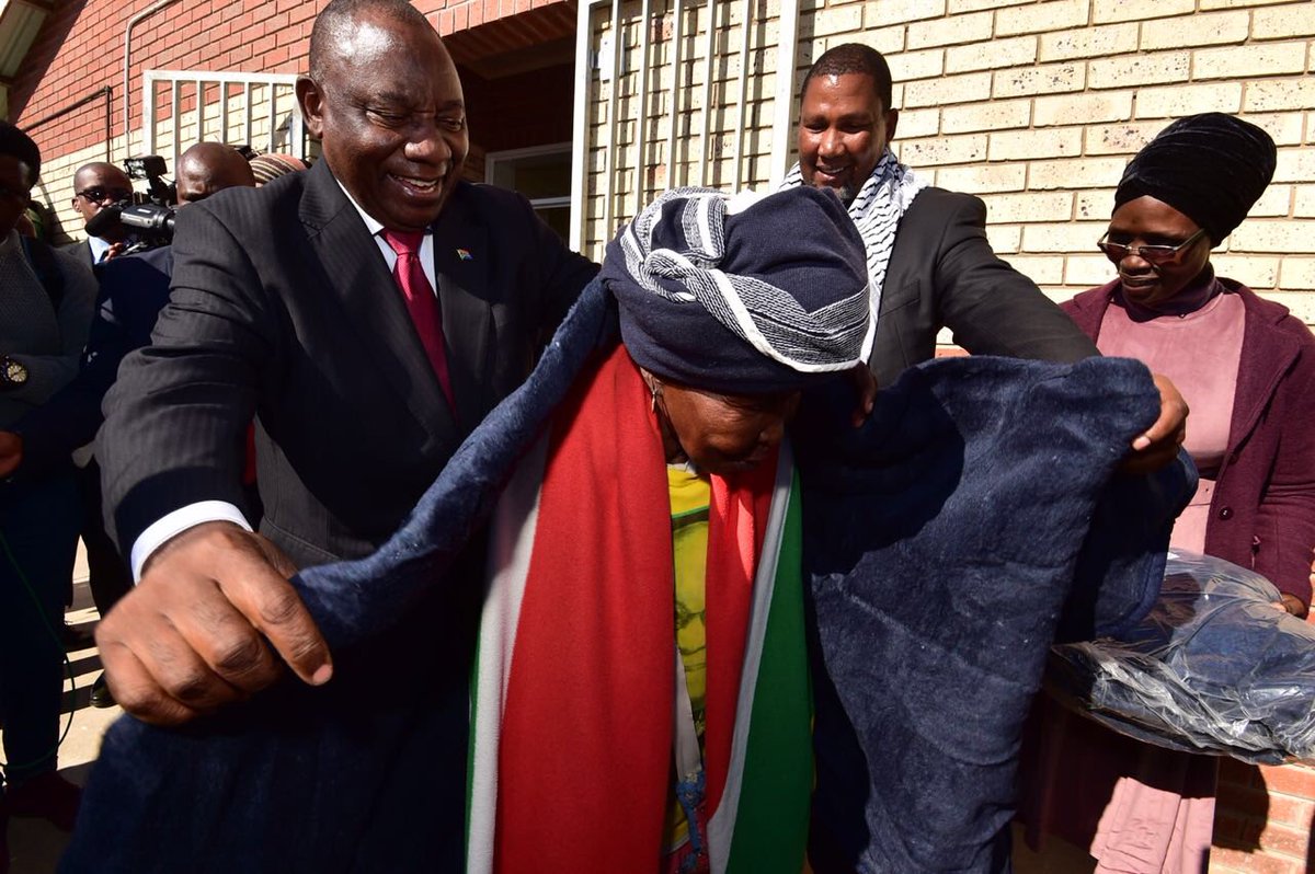 PresidencyZA's tweet photo. President @CyrilRamaphosa handing over blankets to elderly citizens as part of the Nelson Rolihlahla Mandela Centenary Celebrations at Mvezo Komkhulu, Mthatha in the Eastern Cape. #MANDELA100 #MandelaDay #67Minutes https://t.co/BpTd5dKCZN