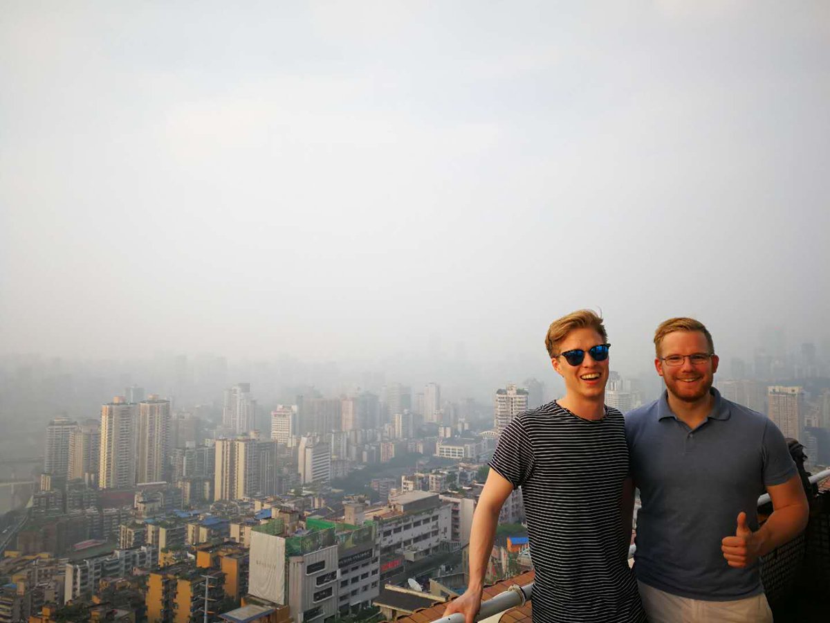 FOMHochschule's tweet photo. Als #Tutoren nach Fernost: Die #FOM Studenten Christian Ernst und Simon Kramer gründeten in #China 🇨🇳 eine WG und unterrichten chinesische Studierende in #BWL. 😎 https://t.co/eYL51MwxXW https://t.co/oDZJpkGOTr