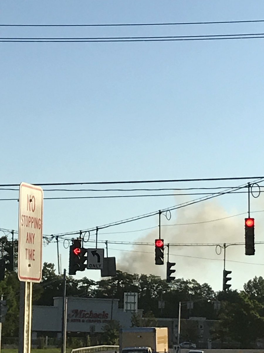 tarajoycetv's tweet photo. Smoke coming from that Russian Orthodox Convent Fire on #SmithRd can be seen for about a mile. Thanks to Mike for sharing this image from the Exit 14 Park &amp; Ride in #Nanuet. @News12HV https://t.co/lyXMfL5RsR