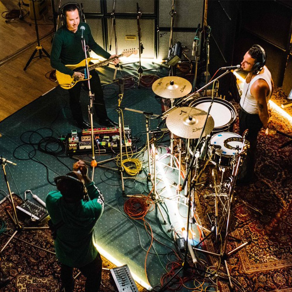 AbbeyRoad's tweet photo. Rap duo @KreptandKonan teamed up with punk rock band @Slaves to record ‘Told You/The Hunter’ in a unique, one-off live-to-vinyl session at Abbey Road as part of Hennessy's #MastersOfPotential. Watch the collaboration here: https://t.co/yKUQnwsVYs https://t.co/Y41vAk8WyB