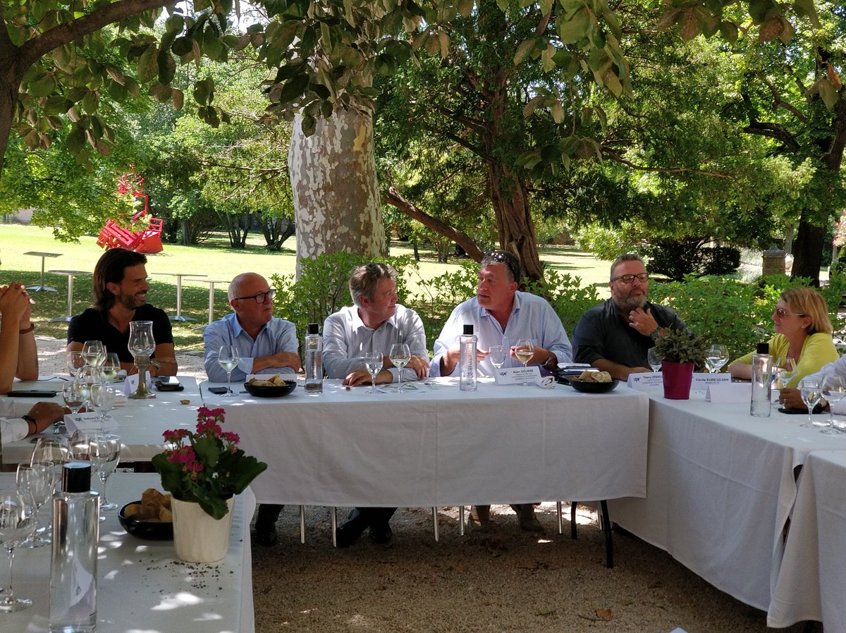 [direct] <a href="/GerardGazay/">Gérard GAZAY</a> maire <a href="/villedaubagne/">Aubagne</a> invité de la Table du Conseil de <a href="/UPE13_/">Upe 13</a> #Aubagne au Relais de la Magdeleine en présence de 30 entrepreneurs. Échanges sur des sujets économiques tels que la Métropole, les transports, la mobilité.... 👍