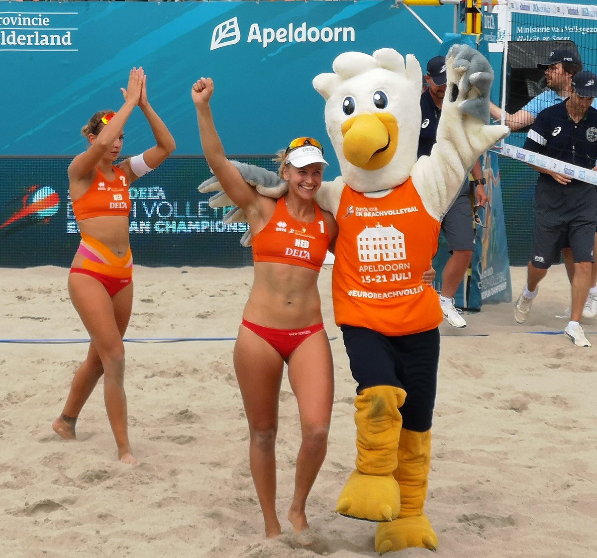 Lekker bezig <a href="/joystubbe27/">Joy stubbe</a> en <a href="/MarleenvIersel/">Marleen van Iersel</a> Tweede zege op #eurobeachvolley is binnen 💪
2-0 winst op wereldkampioen onder 19 jaar uit 🇷🇺 #voorelkaar