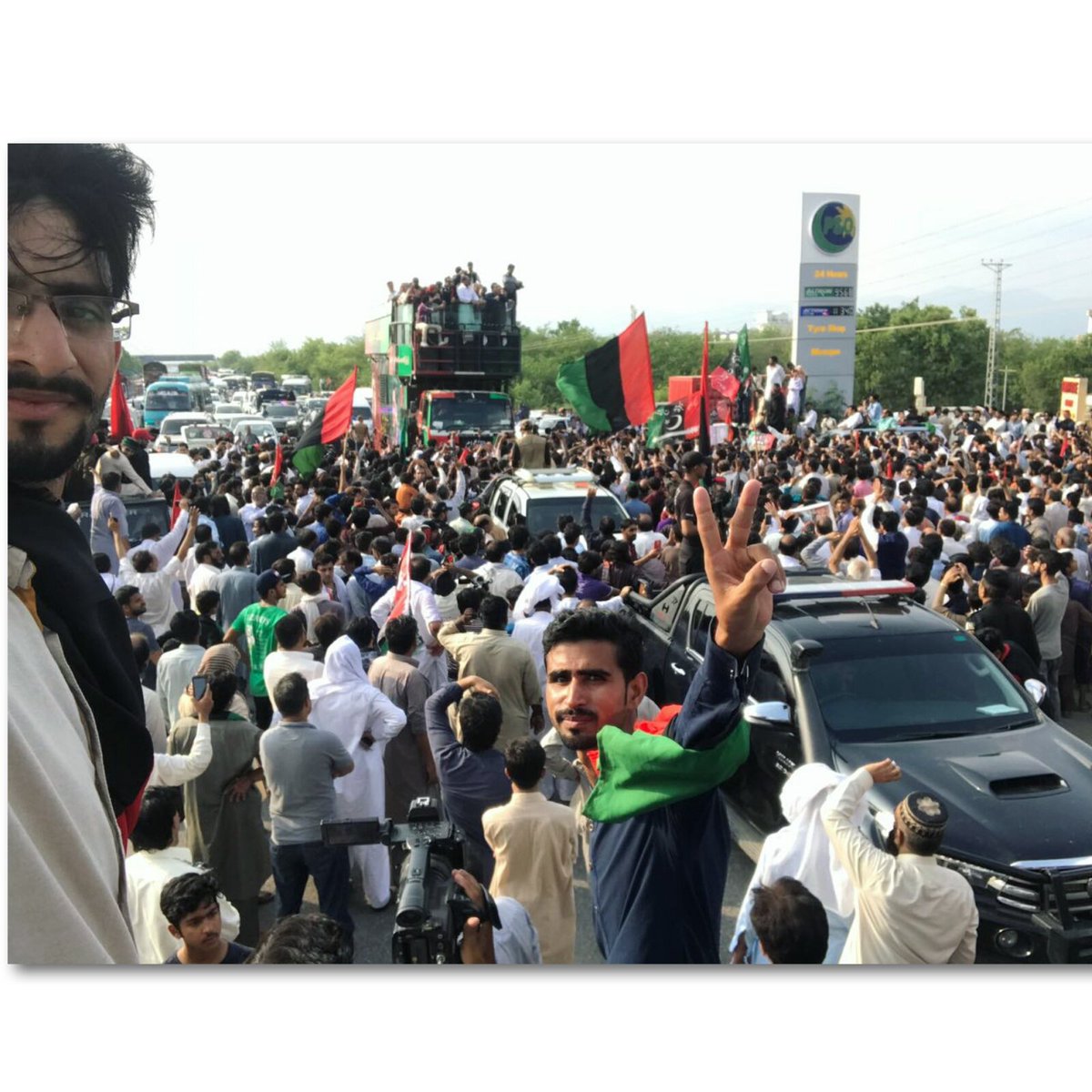 UmerPPP's tweet photo. With @BBhuttoZardari #KarwaneJamhuriyat at #ParadiseComplex #Rawalpindi .
Jeay Bhutto #JiyalaTillLastBreath
@BBhuttoZardari @AseefaBZ @BakhtawarBZ @FidaShaikhPPP https://t.co/ZEZwmSbx3G