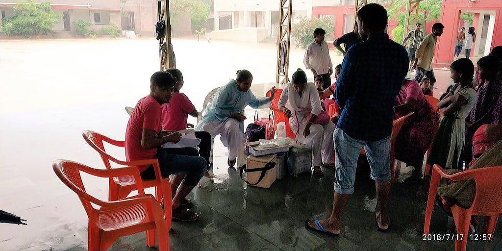 DrRutvij's tweet photo. Glad to see our youths and  dedicated health workers of Gujarat who are providing selfless and dedicated service in the middle of heavy rains and water logging, knowing the importance of #MRVaccination for the healthy future of our children.
Proud! https://t.co/MFR2hK7mqH